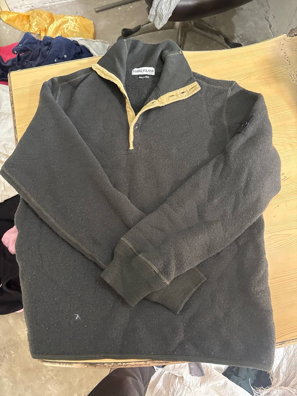 Stone Island свитер тёмно-серый флисовый с воротником-стойкой на пуговицах, фото 1