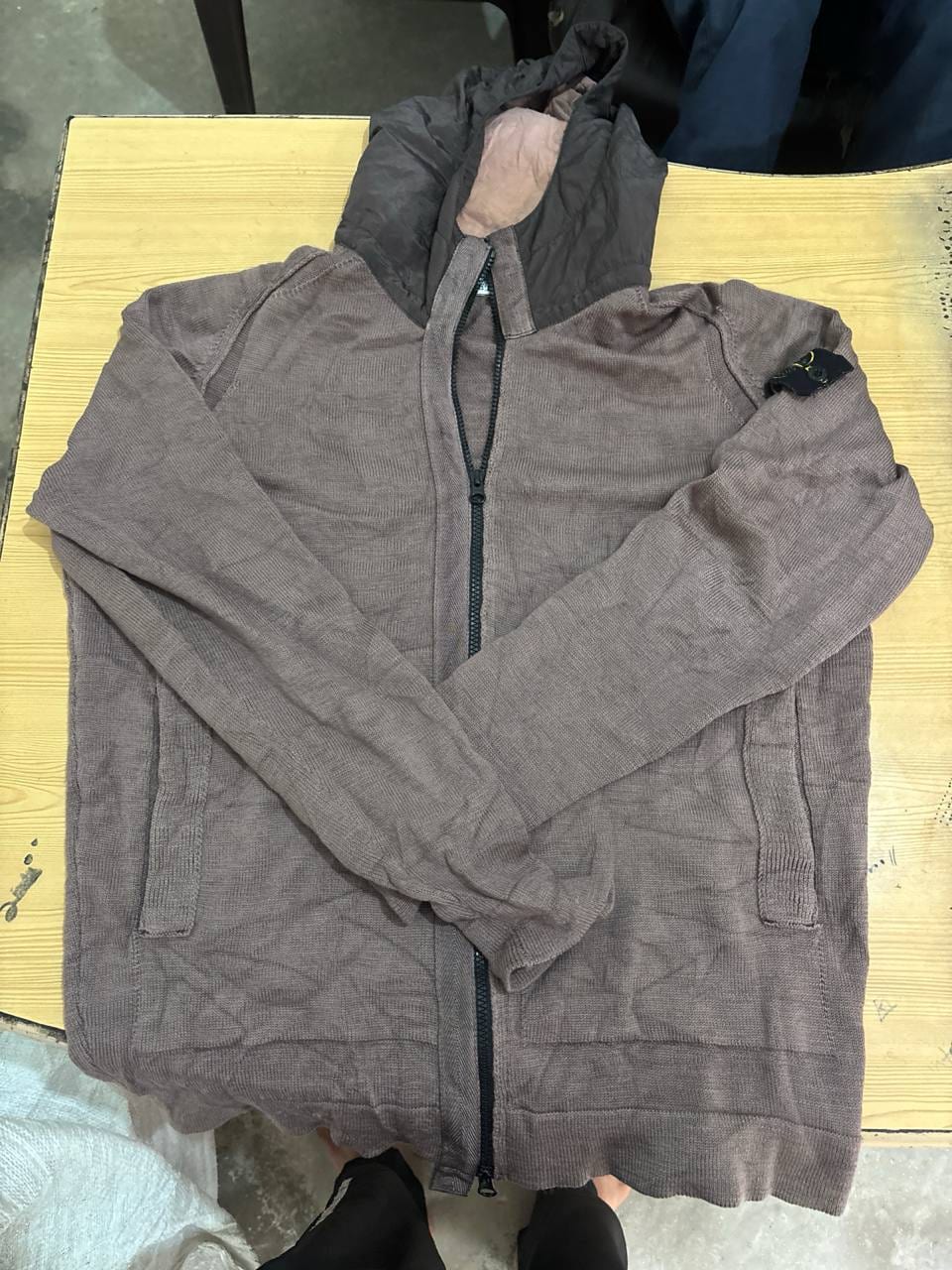 Stone Island кардиган на молнии коричневый вязаный с нейлоновым капюшоном, фото 1