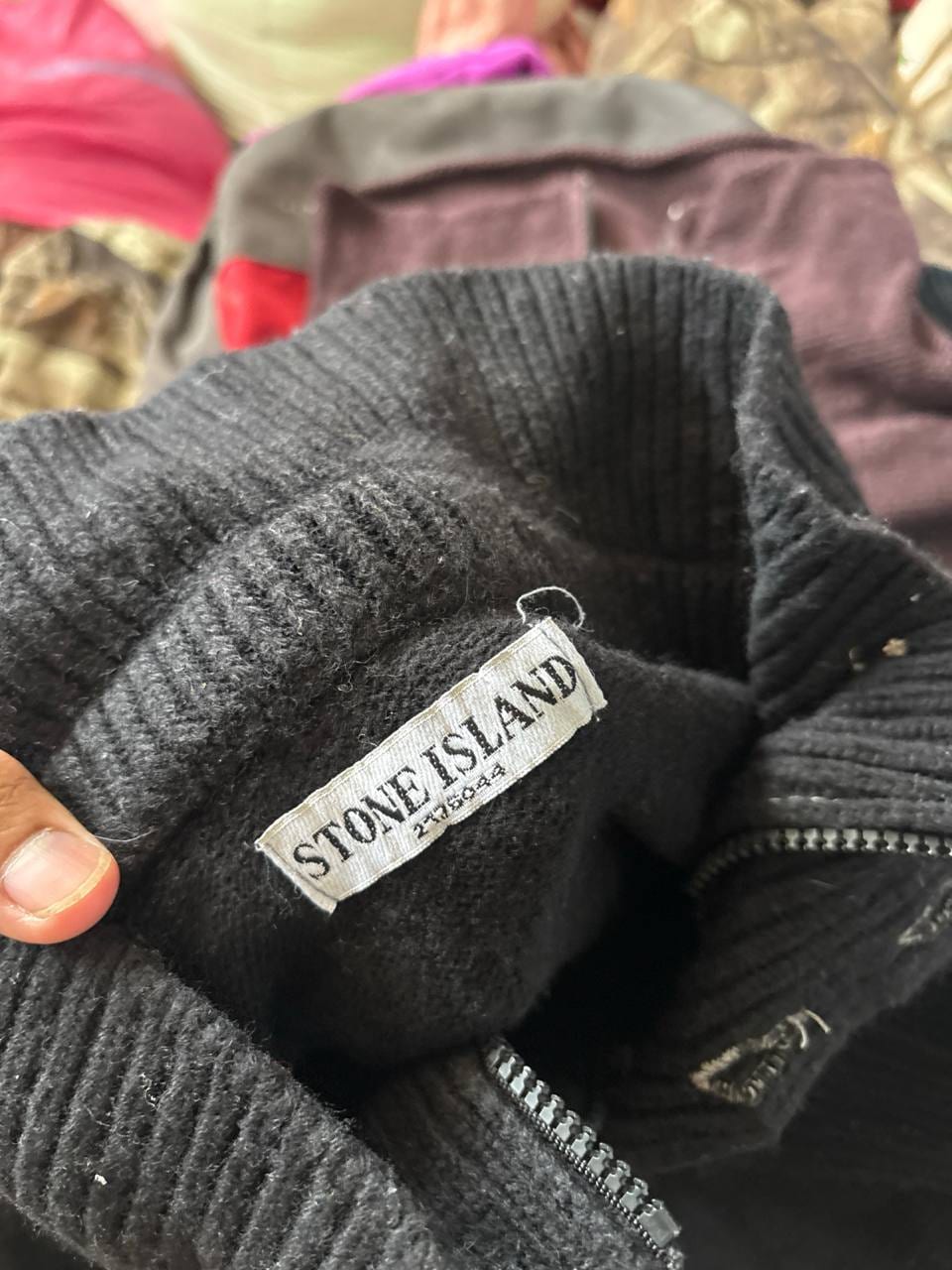 Stone Island свитер чёрный шерстяной с воротником-стойкой на пуговицах, фото 2