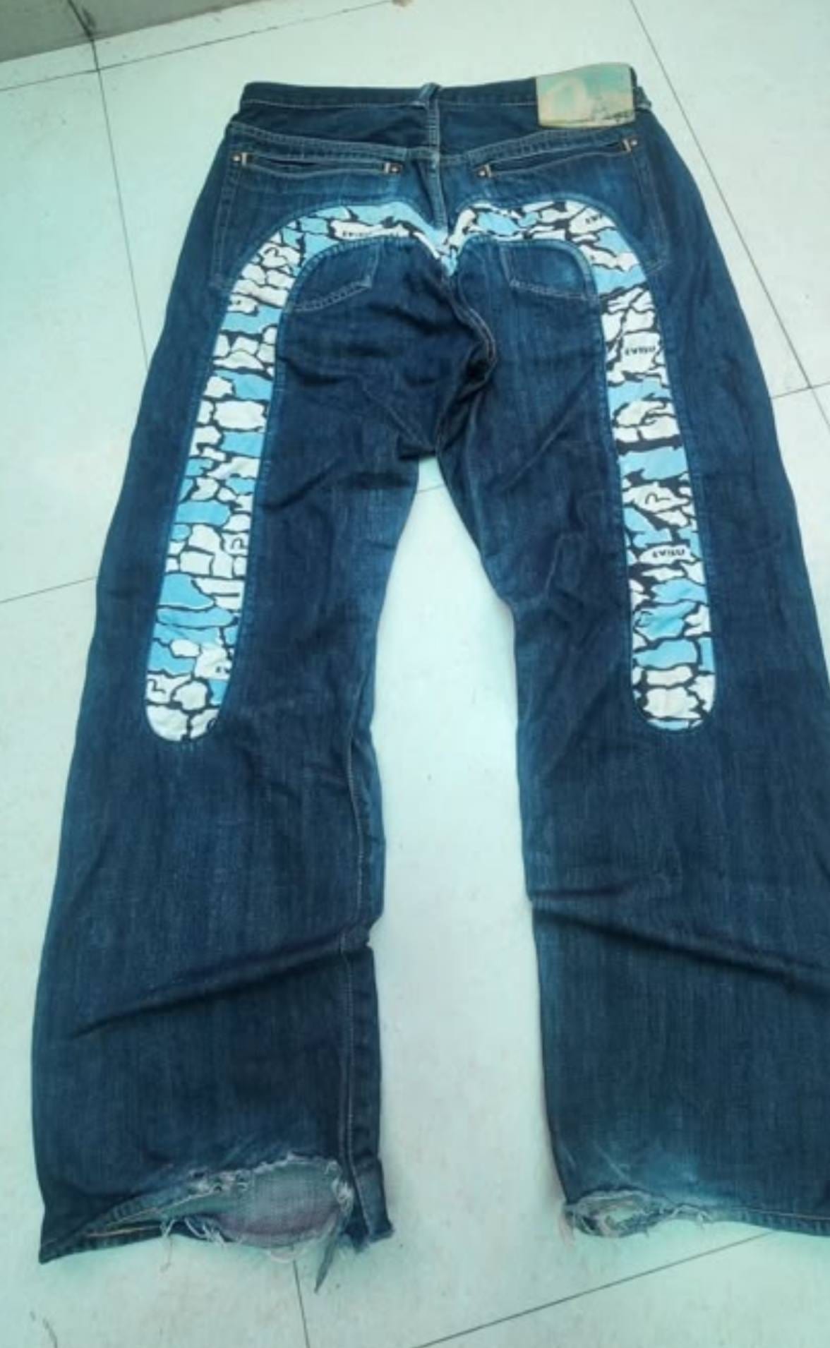 Джинсы Evisu 

Владелец петр шпага 

5800 рупий