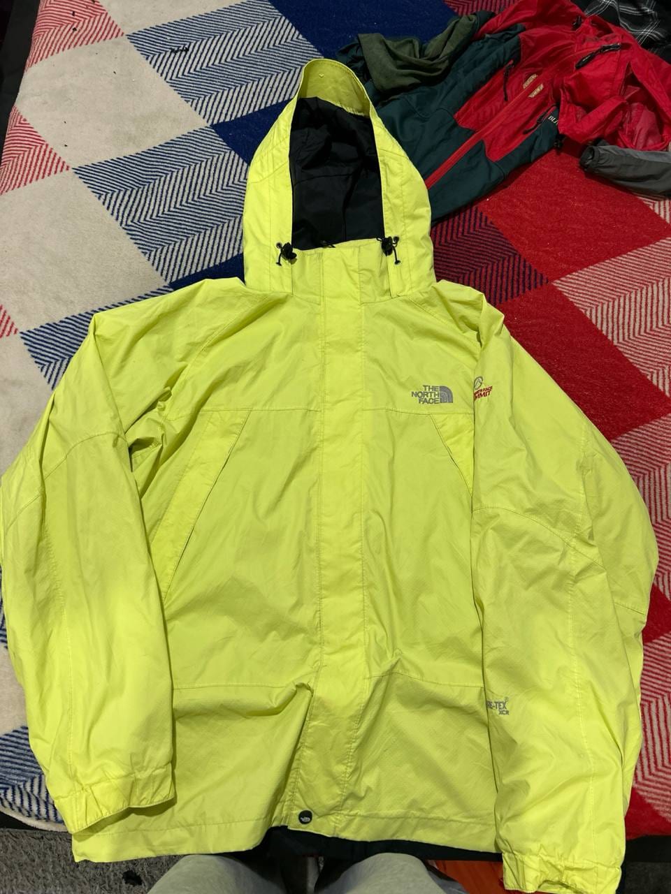 The North Face куртка-ветровка салатовая неоновая с капюшоном GORE-TEX, фото 1