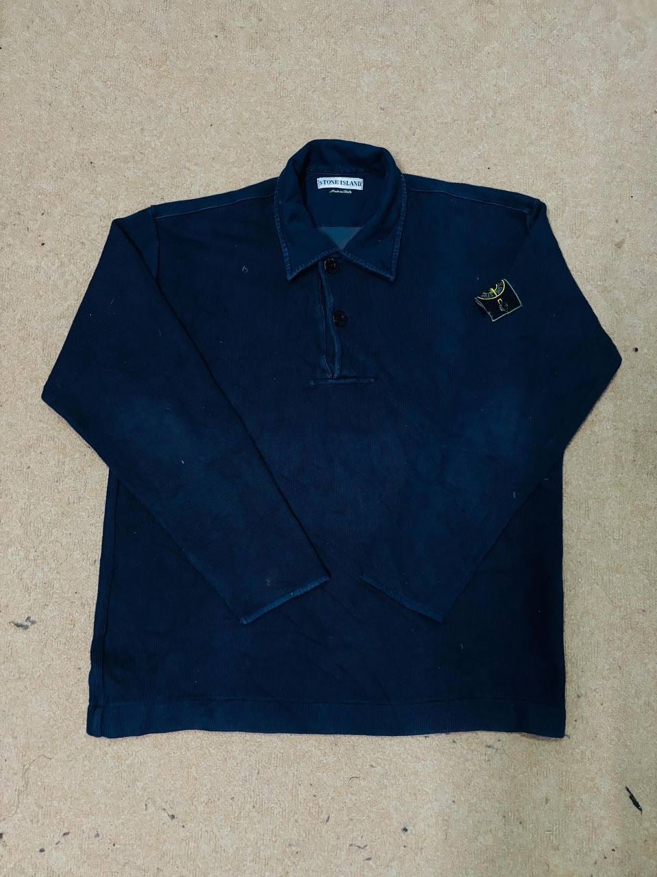 Stone Island пуловер тёмно-синий вельветовый с воротником и застёжкой на пуговицы, фото 1