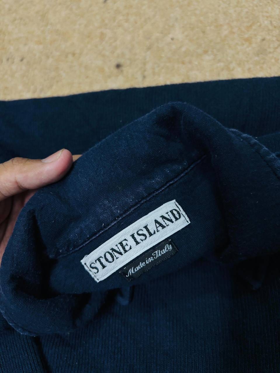 Stone Island пуловер тёмно-синий вельветовый с воротником и застёжкой на пуговицы, фото 2