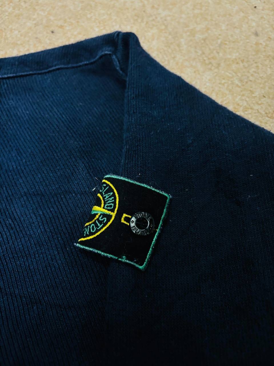 Stone Island пуловер тёмно-синий вельветовый с воротником и застёжкой на пуговицы, фото 3